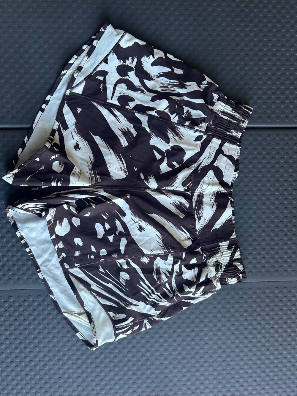 Lululemon women’s running shorts size 6